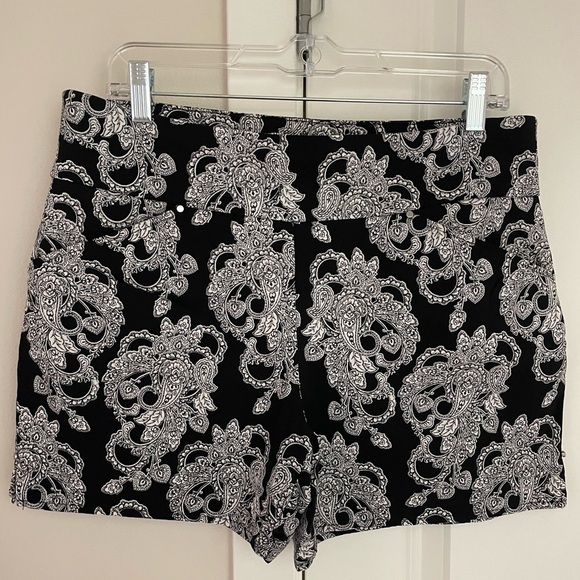 INC International Concepts Pants - Black and White Paisley Pull On Elastic Shorts Size 12 4.5” Inseam
